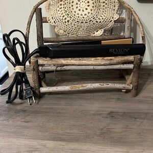 EUC! REVLON 1 IN. CERAMIC HAIR STRAIGHTENER